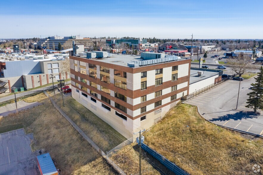 8989 Macleod Trl S, Calgary, AB à louer - Photo du bâtiment - Image 2 de 3