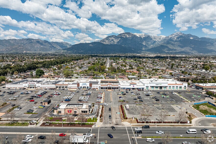 121 E Foothill Blvd, Upland, CA à louer - Photo du bâtiment - Image 2 de 8