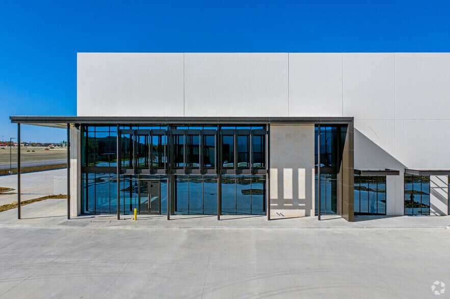 4251 Northern Cross Blvd, Haltom City, TX à louer - Photo du bâtiment - Image 3 de 6