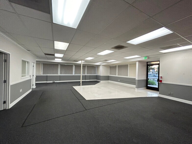 305-355 E Foothill Blvd, Pomona, CA à louer - Photo du bâtiment - Image 3 de 26