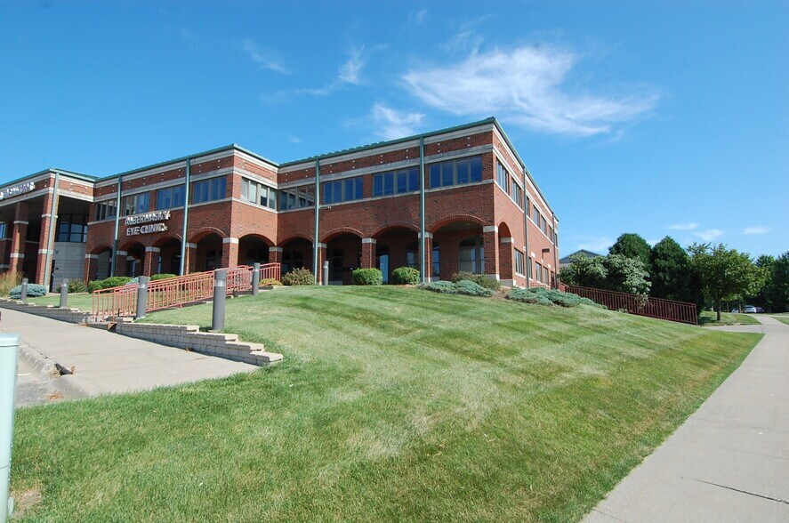2346 Mormon Trek Blvd, Iowa City, IA à louer - Photo du bâtiment - Image 3 de 10