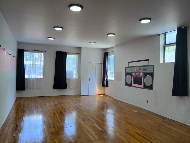 1067 Manhattan Ave, Brooklyn, NY à louer - Photo du bâtiment - Image 2 de 4