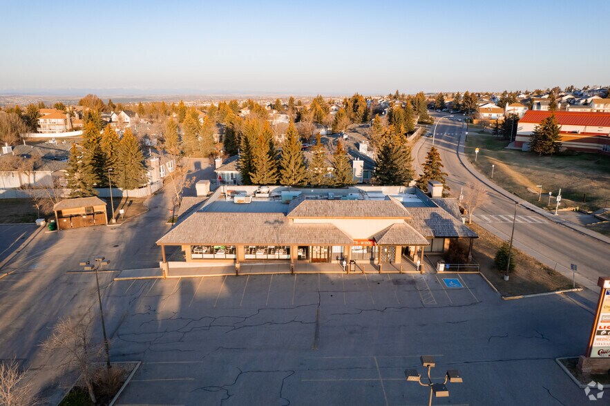 555 Hawkwood Blvd NW, Calgary, AB à vendre - Aérien - Image 3 de 6