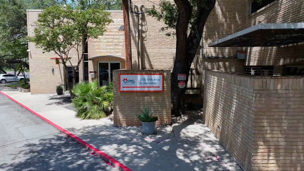 8647 Wurzbach Rd, San Antonio, TX à louer - Vidéo sur l’inscription commerciale - Image 2 de 21