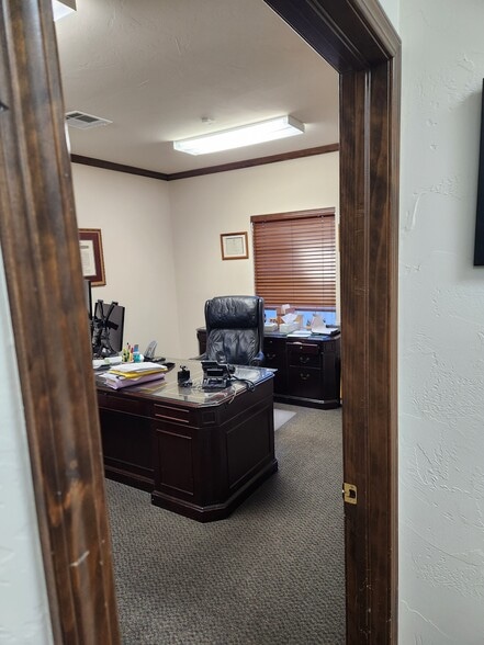 27 E Ayers St, Edmond, OK for lease - Building Photo - Image 2 of 13