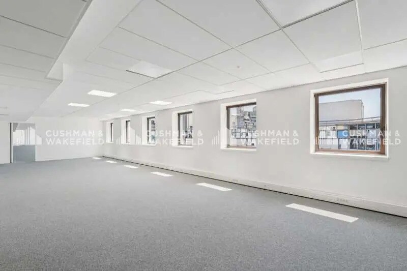 24 Boulevard De Pesaro, Nanterre for lease - Interior Photo - Image 2 of 10