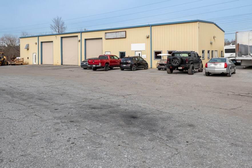 5857 Lees Mill Rd, Forest Park, GA for lease - Building Photo - Image 2 of 5