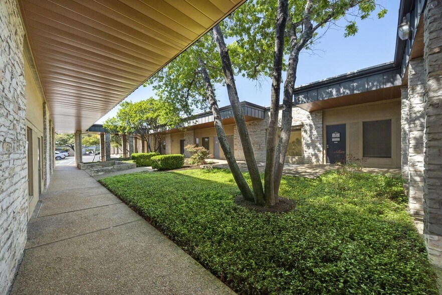 4419 Frontier Trl, Austin, TX à louer - Photo du bâtiment - Image 3 de 10