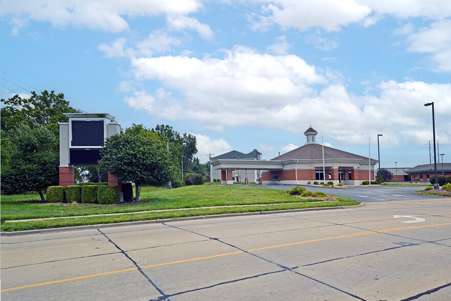 104 Regency Park Dr, O'Fallon, IL for sale - Building Photo - Image 2 of 16