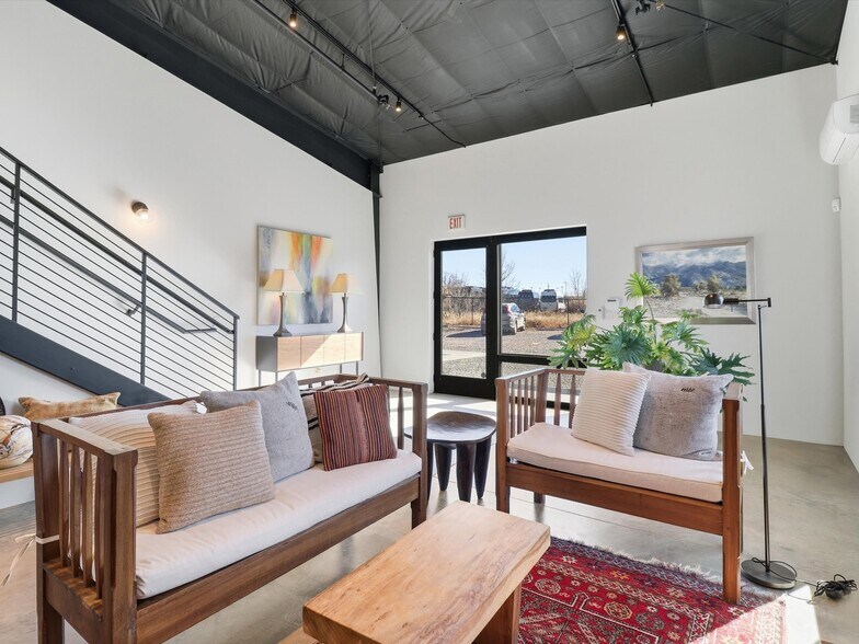 1728 Camino Carlos Rey, Santa Fe, NM for lease - Primary Photo - Image 1 of 40