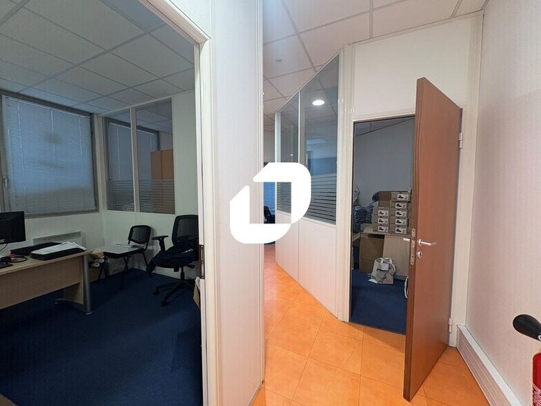 Office in Montigny-le-Bretonneux for lease - Interior Photo - Image 2 of 8