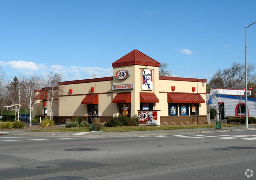 701 E Washington St, Petaluma, CA for lease - Primary Photo - Image 1 of 2