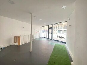 Retail in Paris for lease Interior Photo- Image 2 of 3
