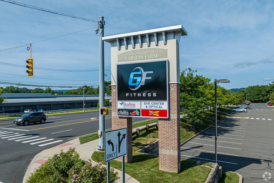 3 or 4 Property Bristol Center Portfolio portefeuille de 4 propriétés à vendre sur LoopNet.ca - Photo du bâtiment - Image 3 de 23