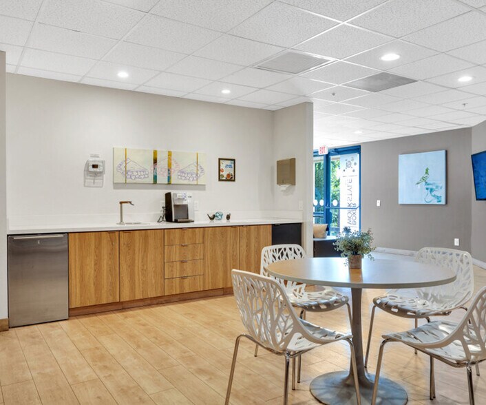 11225 N 28th Dr, Phoenix, AZ à louer - Photo du bâtiment - Image 2 de 6