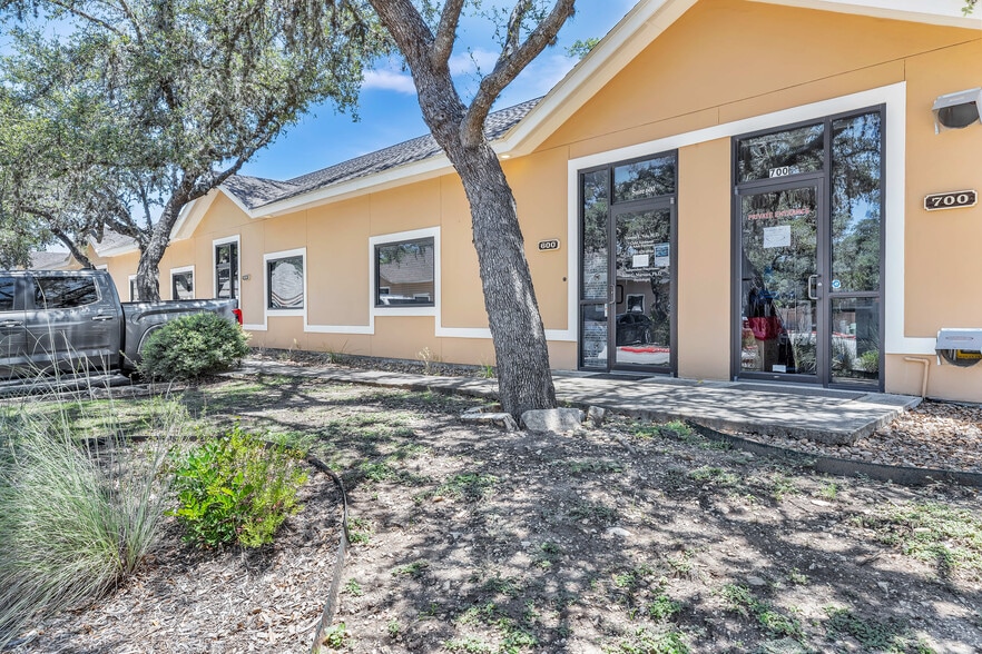 109 Falls Ct, Boerne, TX for lease - Building Photo - Image 1 of 13