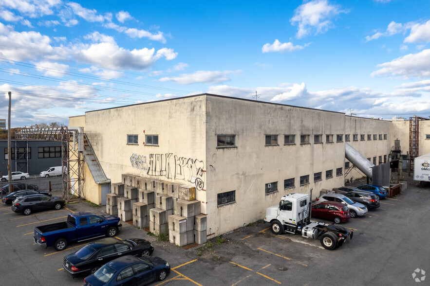 270 Rue De Louvain O, Montréal, QC for lease - Building Photo - Image 2 of 5