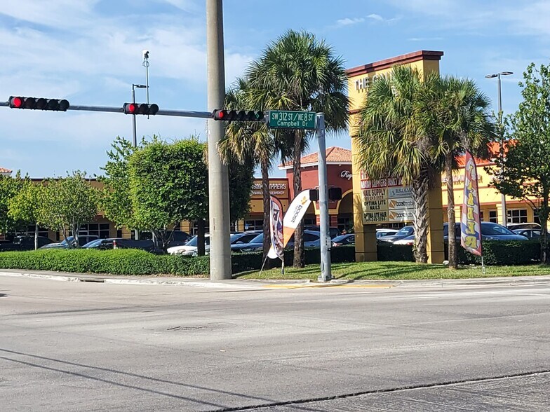 1750 NE 8th St, Homestead, FL à vendre - Photo du bâtiment - Image 3 de 87