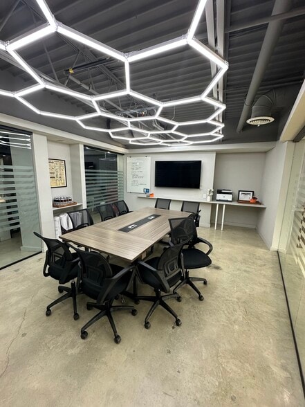 8490-8496 Tyco Rd, Vienna, VA for lease - Building Photo - Image 3 of 8