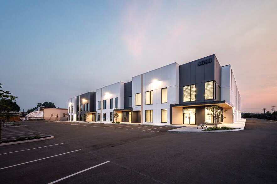 9688 192 St, Surrey, BC à vendre - Photo du bâtiment - Image 2 de 5