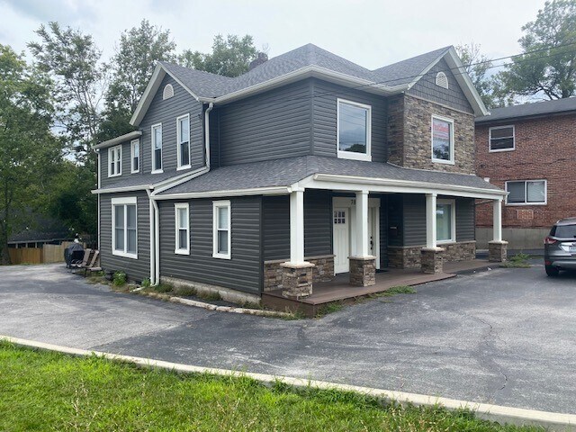 Portfolio of 1 office building and land portefeuille de 2 propriétés à vendre sur LoopNet.ca - Photo du bâtiment - Image 2 de 7