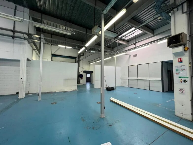 Flex in Ivry-sur-Seine for lease - Interior Photo - Image 3 of 8