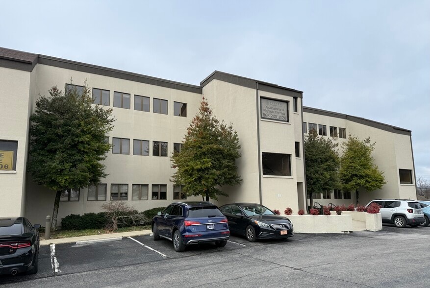 2606 N Greenway Dr, Knoxville, TN à louer - Photo du bâtiment - Image 2 de 20