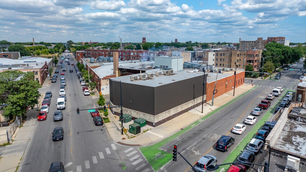 3220 W Grand Ave, Chicago, IL à vendre - Photo du bâtiment - Image 2 de 19
