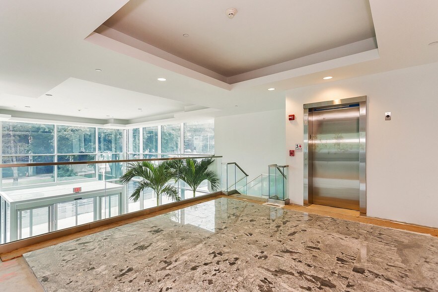 611 W Hartsdale Ave, White Plains, NY à louer - Hall d’entrée - Image 3 de 18