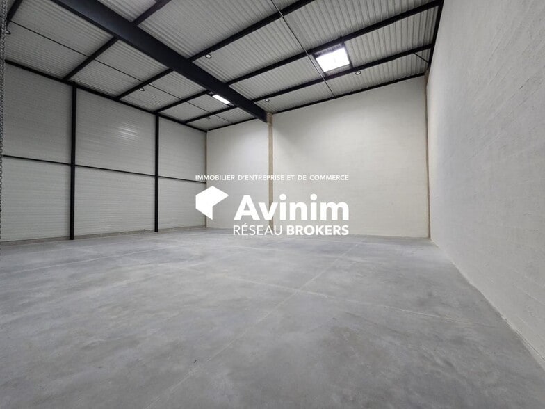 Industrial in Osny for lease - Interior Photo - Image 2 of 8