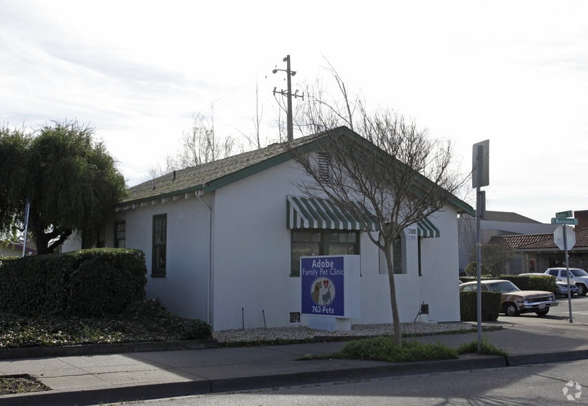 700 E Washington St, Petaluma, CA for sale - Building Photo - Image 2 of 4