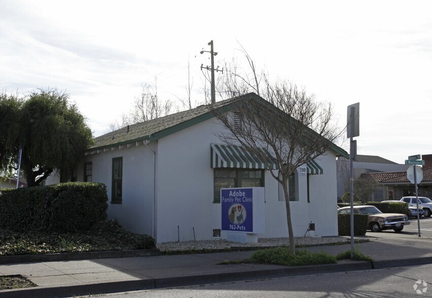 700 E Washington St, Petaluma, CA à vendre - Photo du bâtiment - Image 2 de 4