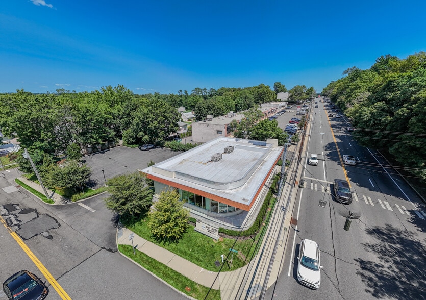 607 W Jericho Tpke, Huntington, NY for lease - Building Photo - Image 2 of 19