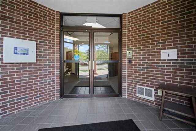 201 Frontenac Ave, Stevens Point, WI à vendre - Photo du bâtiment - Image 3 de 27