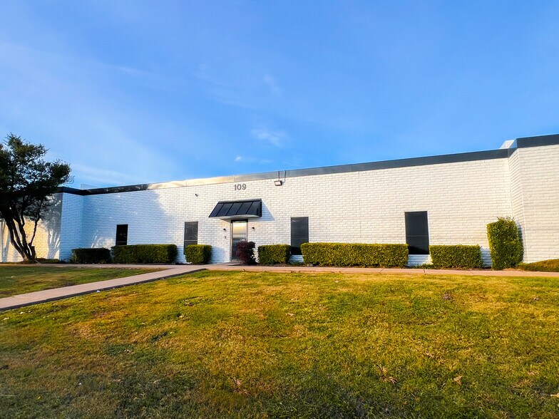 209 S Kirby St, Garland, TX à louer - Photo du bâtiment - Image 1 de 6