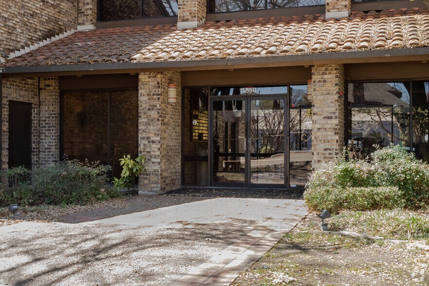 14850 Montfort Dr, Addison, TX à louer - Photo du bâtiment - Image 3 de 7