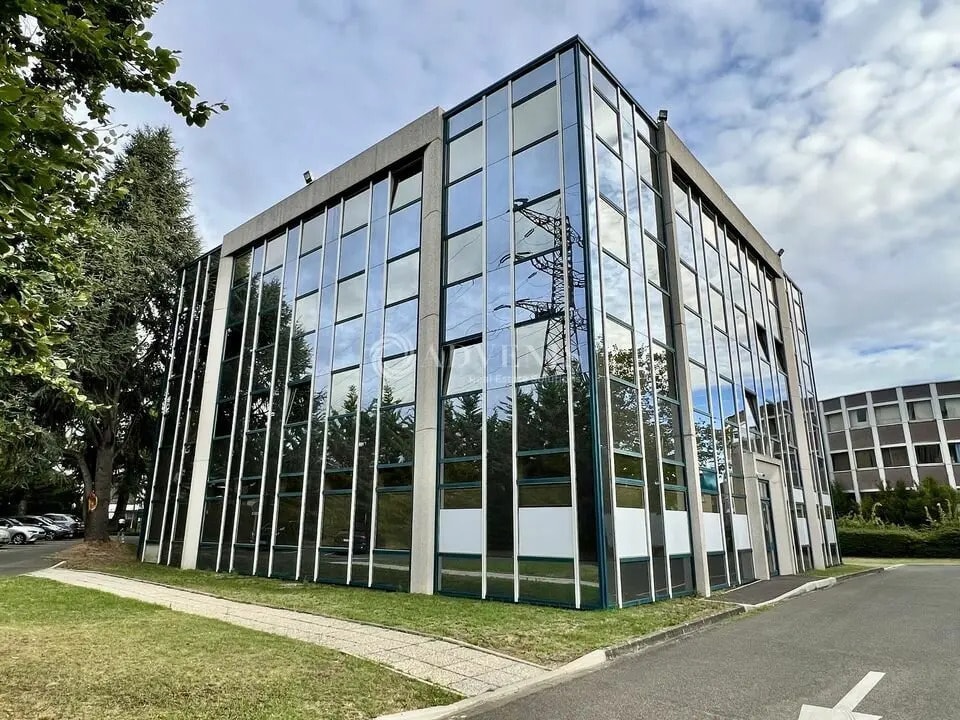 Office in Pontoise for lease Building Photo- Image 1 of 10