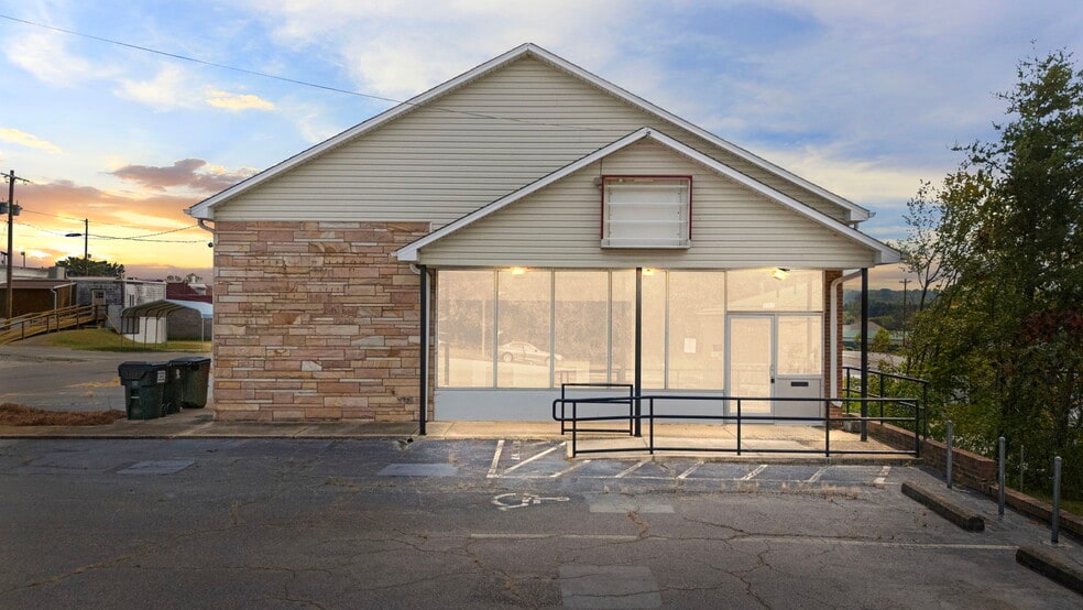 201 4th St, Walnut Cove, NC à vendre - Photo du bâtiment - Image 1 de 43