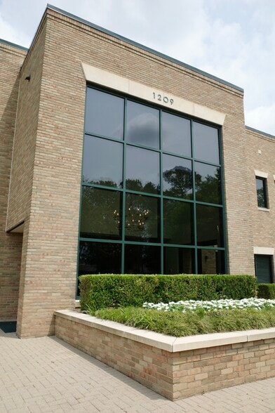 1209 Culbreth Dr, Wilmington, NC for lease - Building Photo - Image 2 of 20