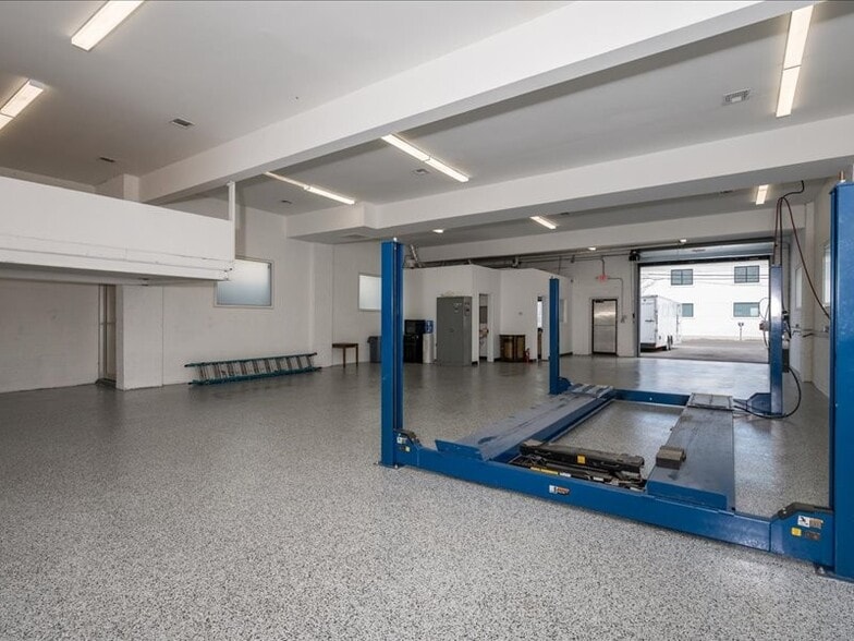 28 Willowdale Ave, Port Washington, NY for sale - Building Photo - Image 3 of 13