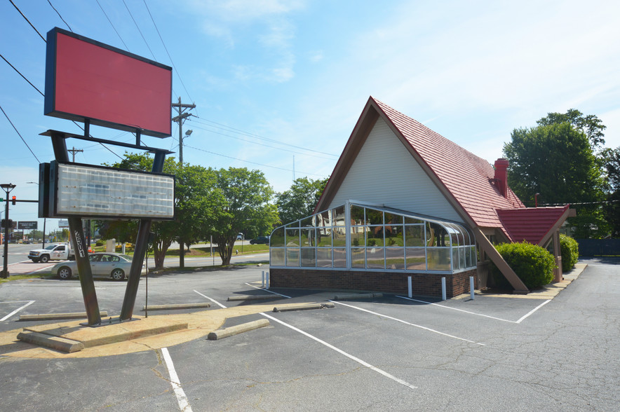 2501 W Gate City Blvd, Greensboro, NC for sale - Building Photo - Image 1 of 1