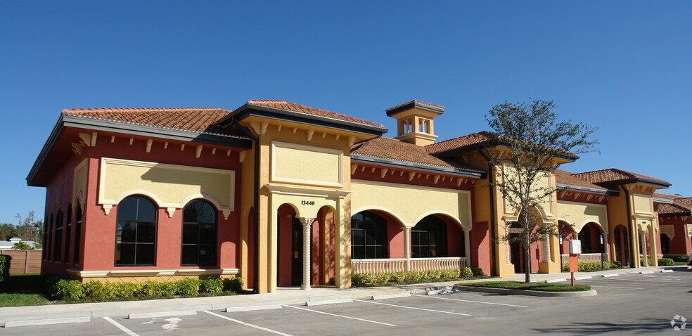 13440 Parker Commons Blvd, Fort Myers, FL à louer - Photo du bâtiment - Image 2 de 17