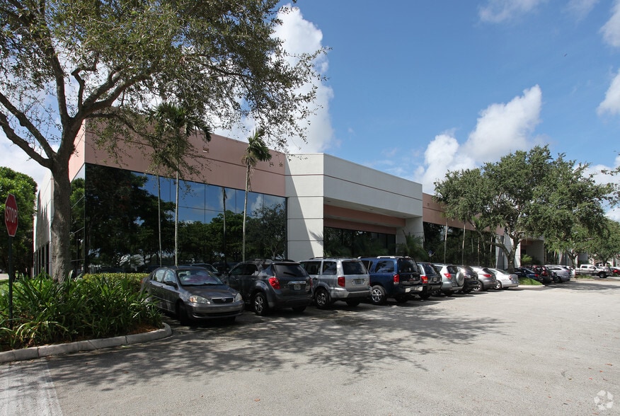 3700-3750 Executive Way, Miramar, FL for lease - Primary Photo - Image 1 of 4