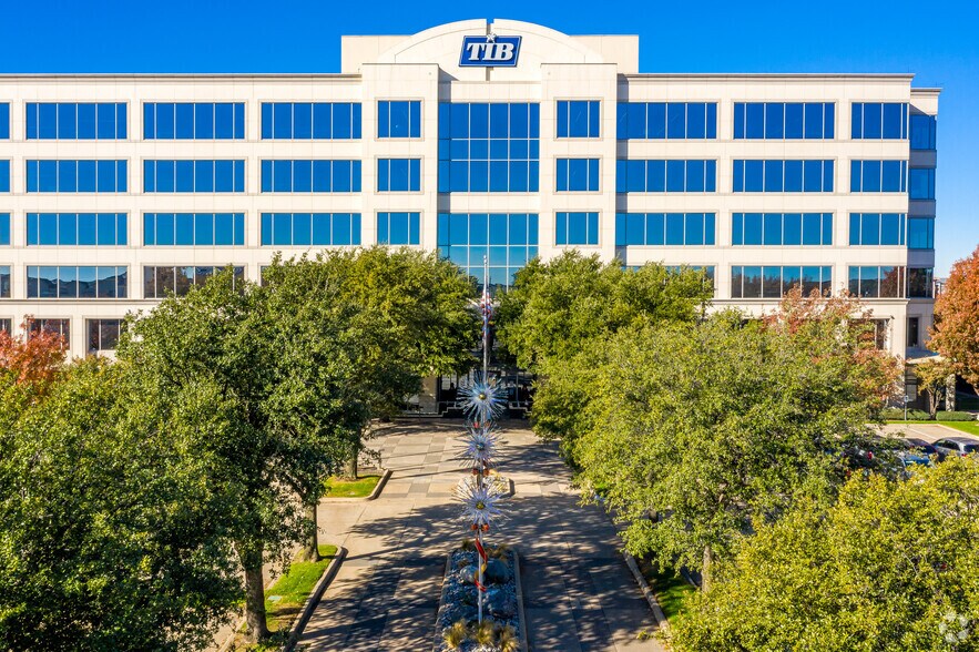 11701 Luna Rd, Farmers Branch, TX à louer - Photo du bâtiment - Image 2 de 9