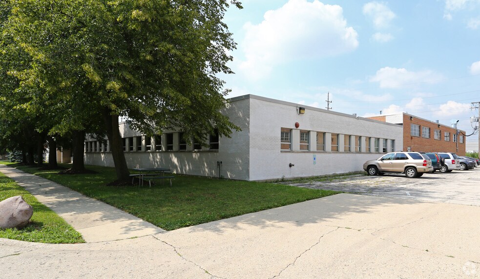 7650 Austin Ave, Skokie, IL à louer - Photo du bâtiment - Image 2 de 2