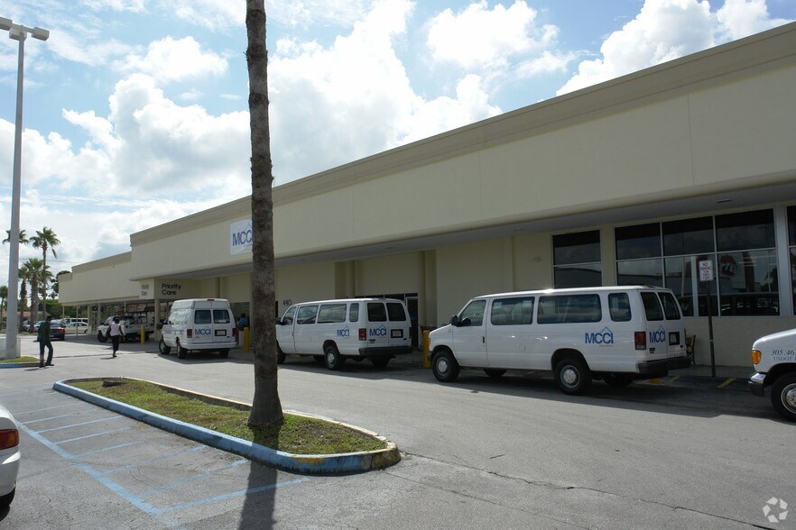 420-470 W 49th St, Hialeah, FL à louer - Photo du bâtiment - Image 3 de 3