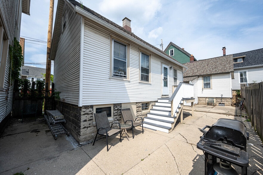 1726 N Arlington Pl, Milwaukee, WI for sale - Building Photo - Image 2 of 32