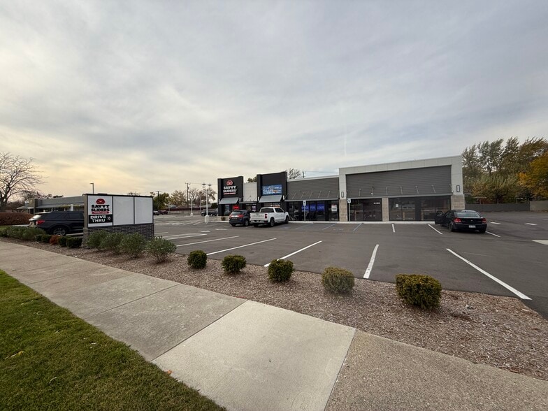31301 Harper Ave, Saint Clair Shores, MI for lease - Building Photo - Image 1 of 12