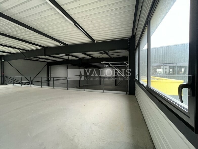 Flex in Frans for lease - Interior Photo - Image 3 of 10