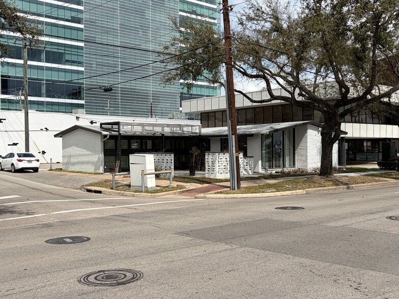 2630 Richmond Ave, Houston, TX à louer - Photo du bâtiment - Image 2 de 4